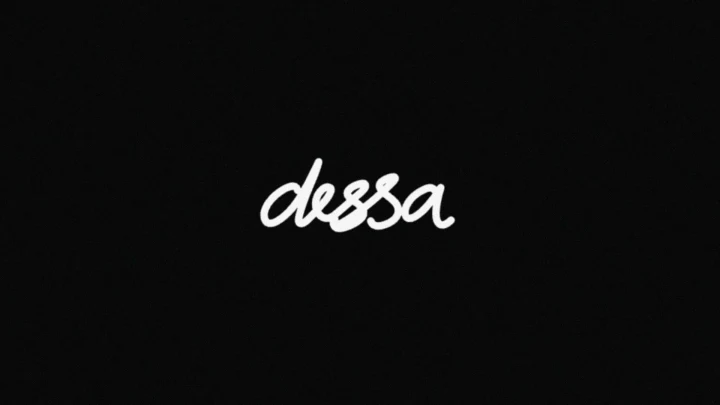 Siyah arka plan üzerinde beyaz yazıyla Dessa logosu