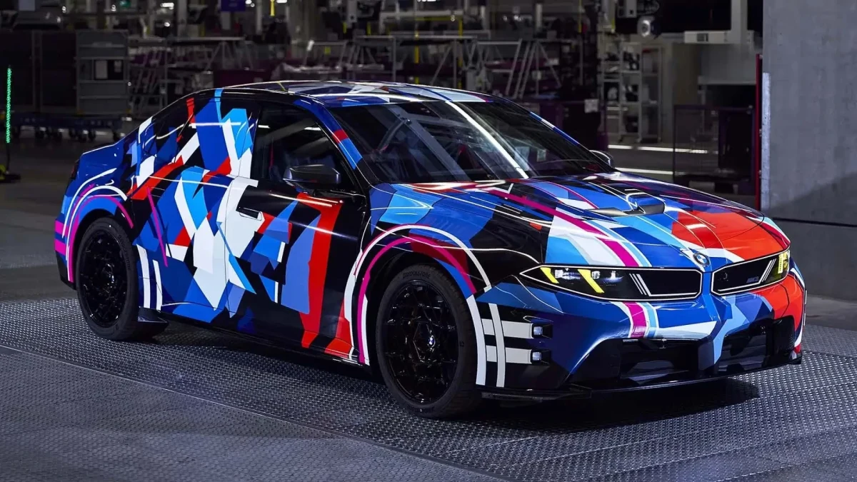 Kamuflajlı BMW elektrikli M3 prototipi fabrika içinde
