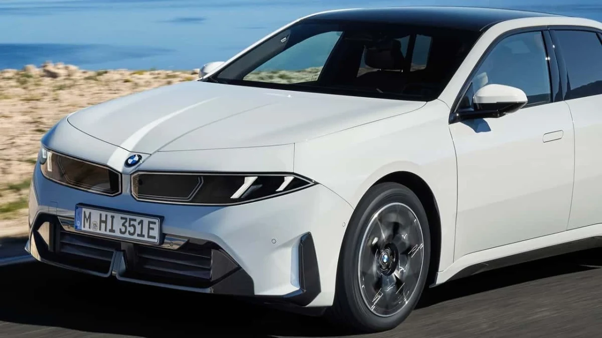 Yolda ilerleyen beyaz BMW i3 elektrikli sedan