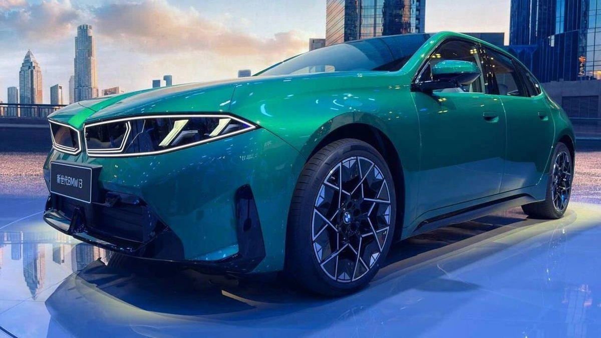 Şehir manzarası önünde sergilenen yeşil BMW i3