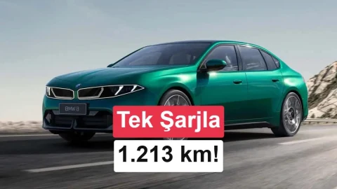 Mavi BMW i3, dağlık bir yol üzerinde ilerliyor