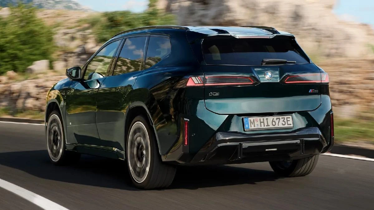BMW iX3 M60 xDrive’ın arkadan görünümü