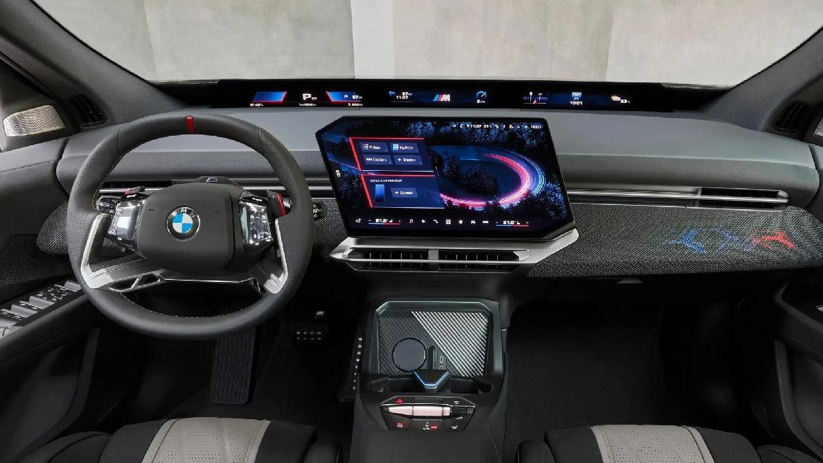 BMW iX3 M60 xDrive’ın dijital ekranlı iç mekânı