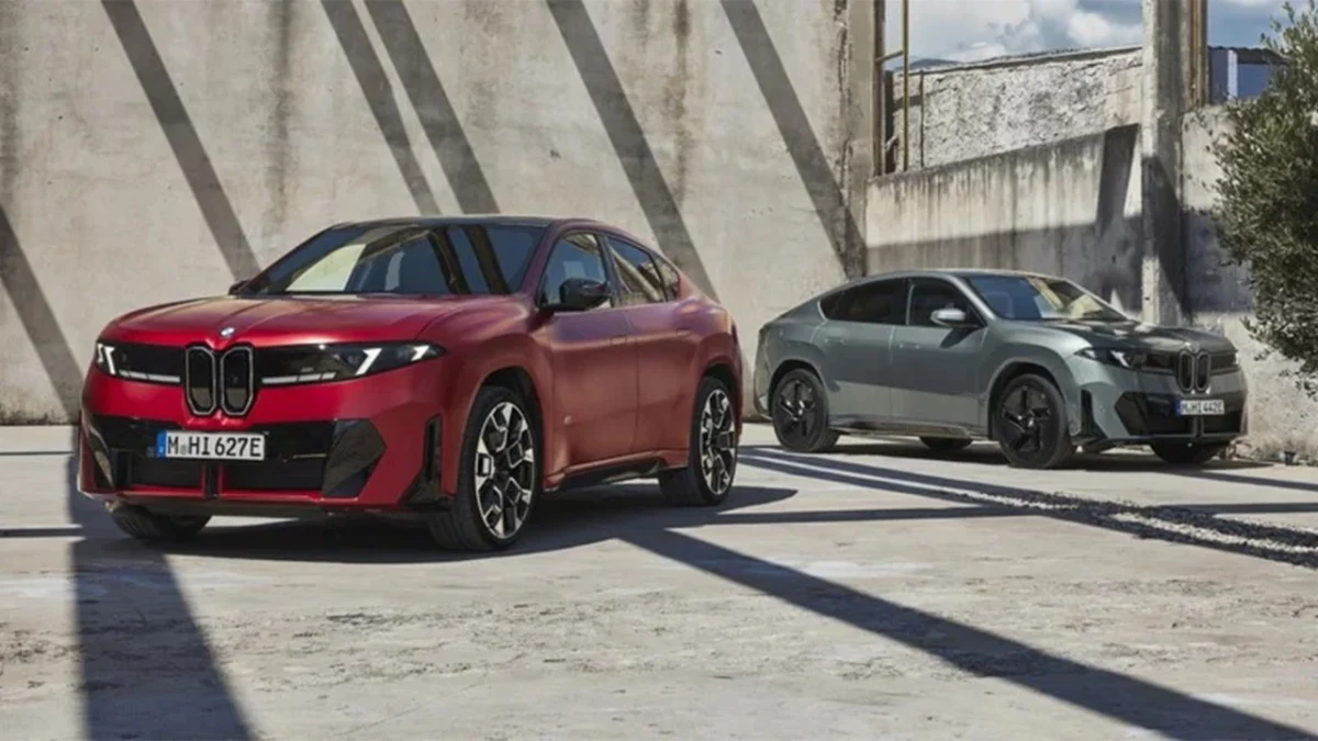 Kırmızı ve gri BMW elektrikli SUV modelleri açık alanda yan yana duruyor.