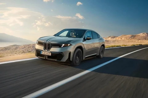 BMW iX4 elektrikli SUV yolda ilerlerken