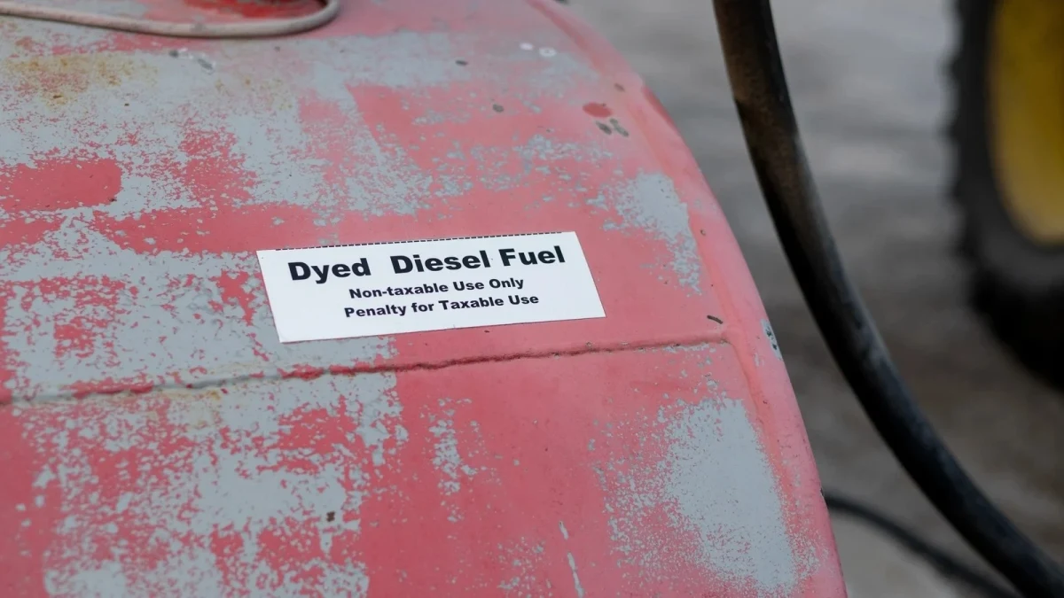 Üzerinde boyalı dizel yakıt etiketi bulunan pembe renkli yakıt tankı