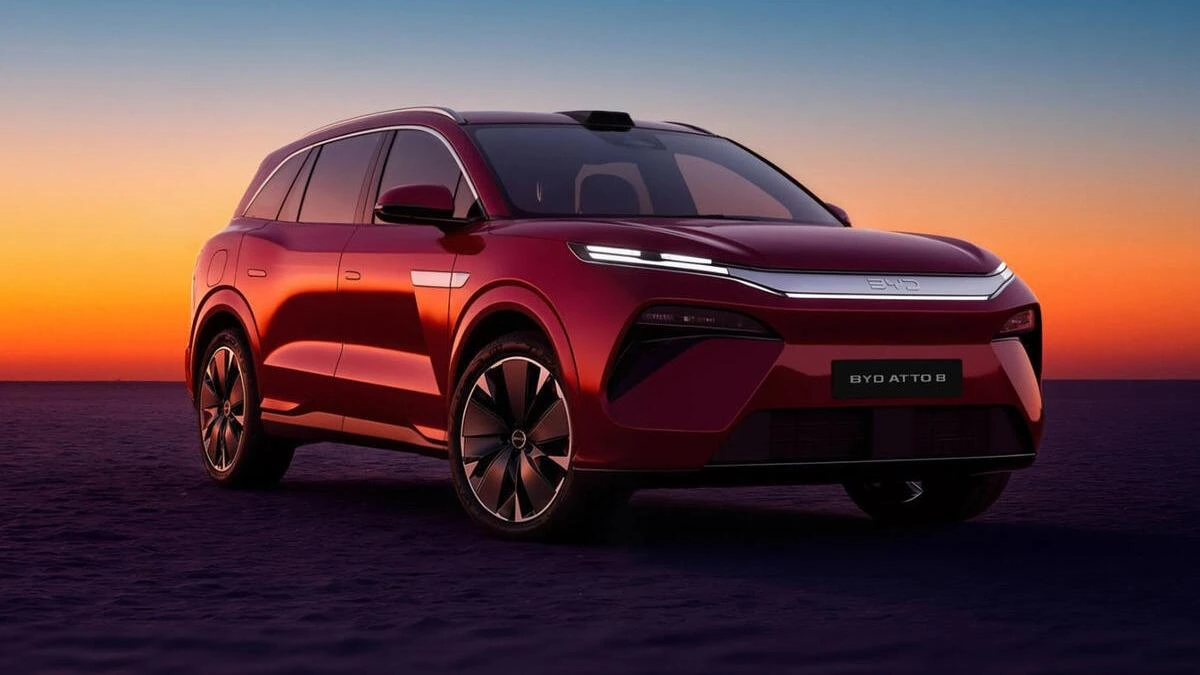 Kırmızı BYD Atto 8 elektrikli SUV gün batımında