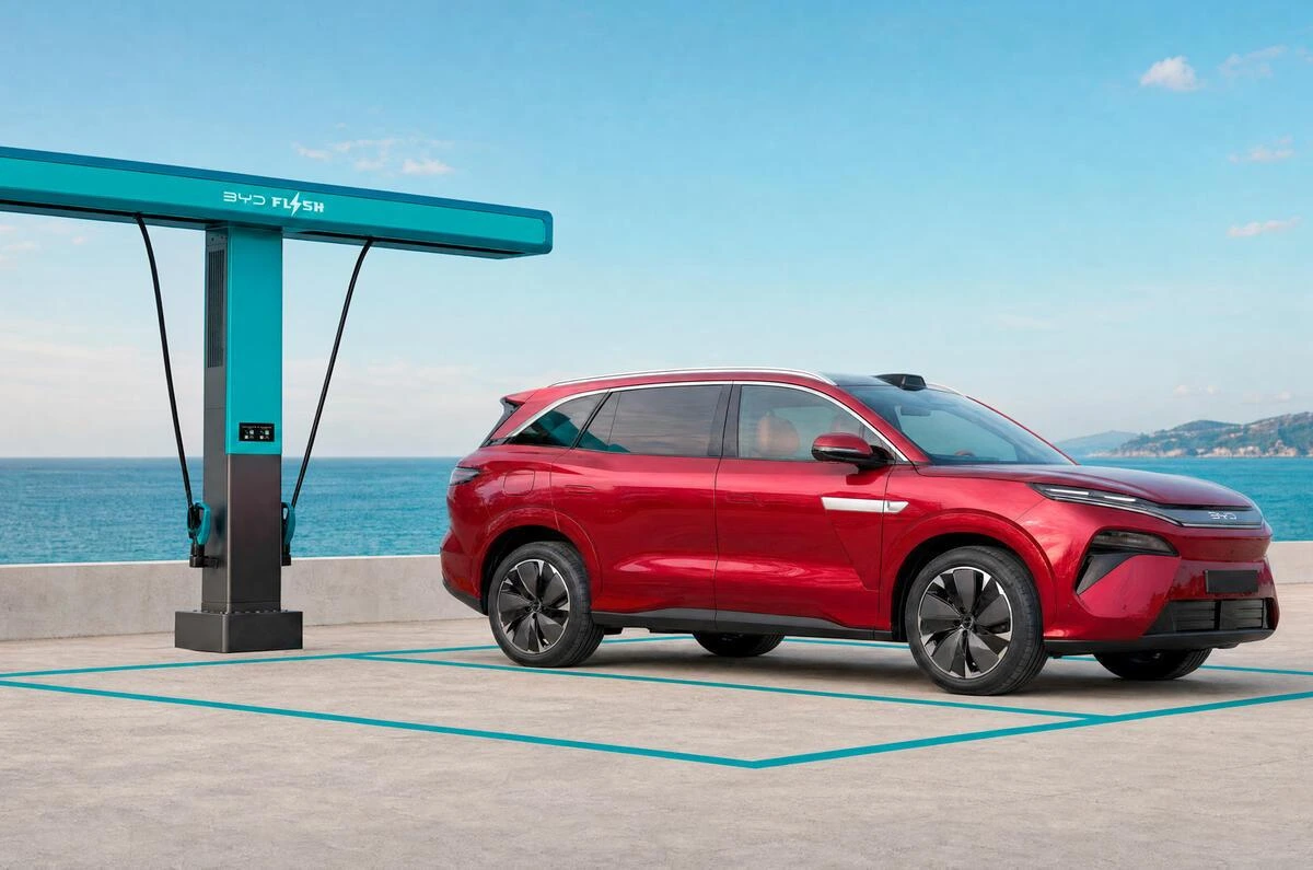 BYD Atto 8 hızlı şarj istasyonunun yanında
