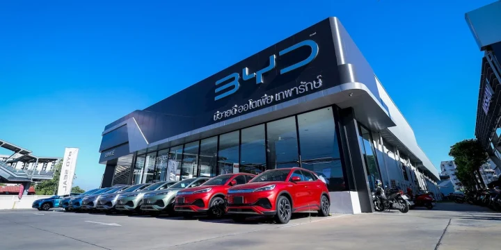 BYD tabelalı bir bayinin önünde sıralanmış otomobiller