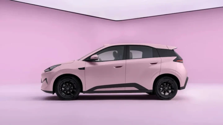 Pembe renkli BYD Seagull elektrikli otomobilin yandan görünümü