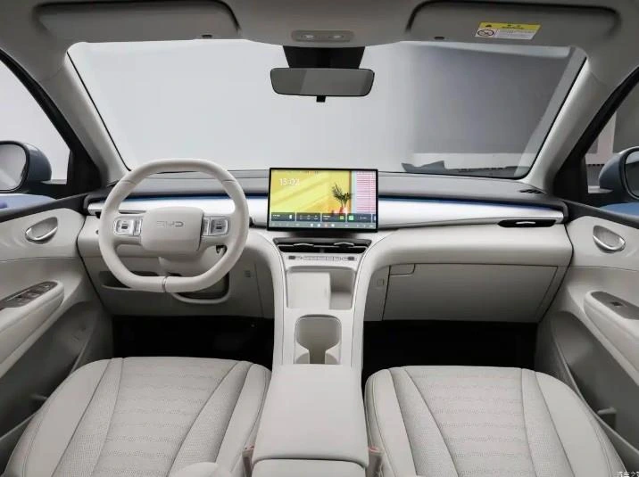 BYD Seagull’un açık renkli kabini, direksiyonu ve orta ekranı
