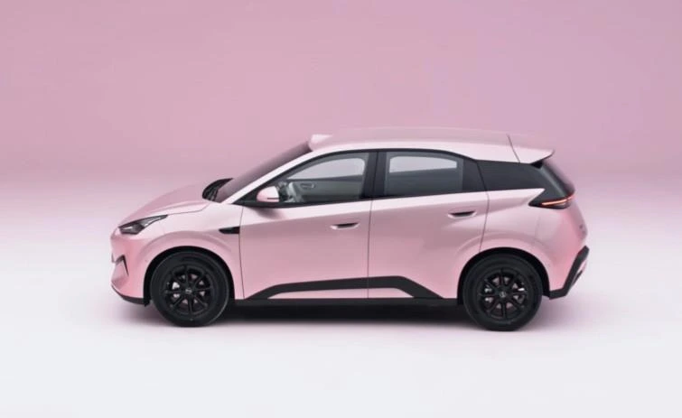 Pembe renkli BYD Seagull’un yandan görünümü
