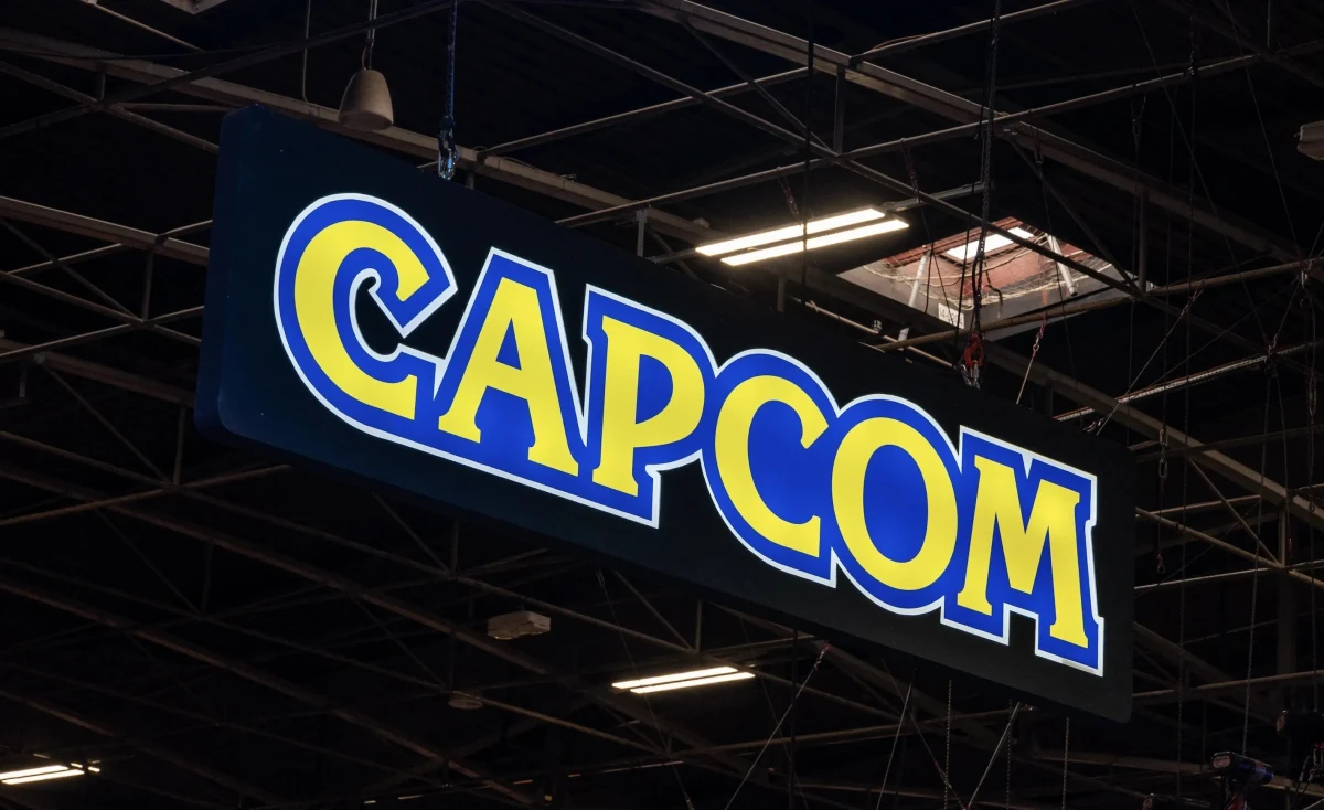 Fuar alanında asılı büyük Capcom tabelası
