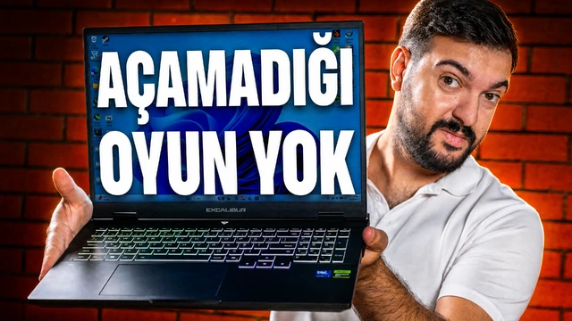 Bir kişi, ekranında “Açamadığı oyun yok” yazan Casper Excalibur dizüstü bilgisayarı gösteriyor.