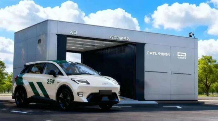 CATL batarya değişim istasyonunun önünde duran elektrikli otomobil