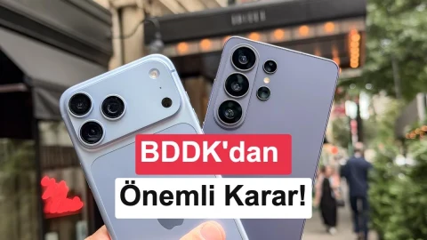 Beyaz ve koyu renkli iki cep telefonunun arka yüzü