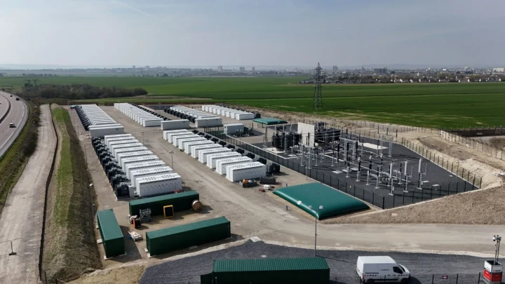 Cernay-lès-Reims’teki batarya tesisi; sıralı batarya konteynerleri ve elektrik şebekesi ekipmanları geniş bir alana yayılıyor.