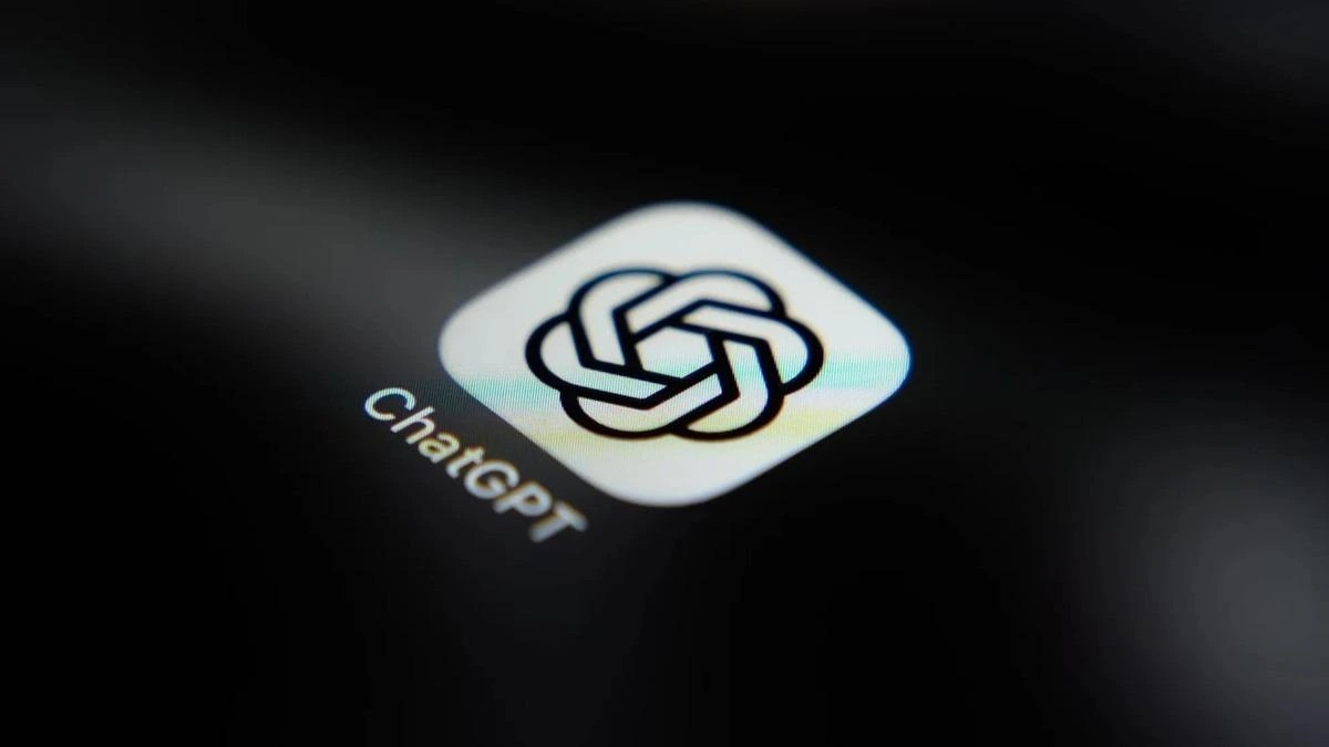 Koyu ekranda ChatGPT logosu