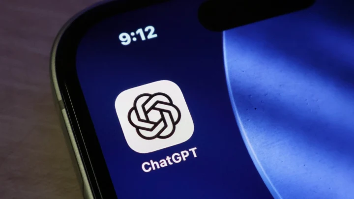 Telefon ekranında ChatGPT uygulamasının simgesi