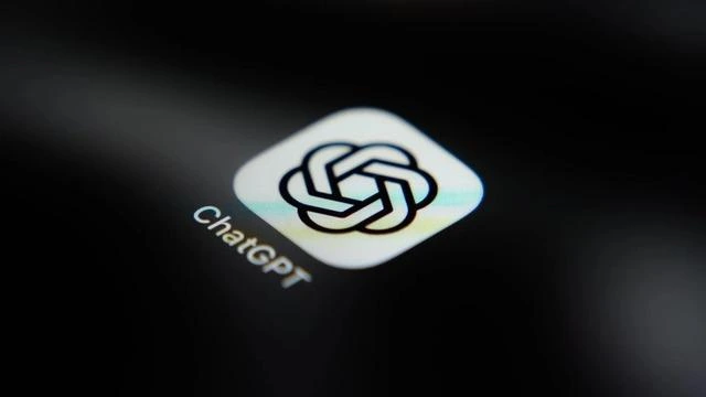 Koyu arka plan üzerinde ChatGPT uygulamasının logosu
