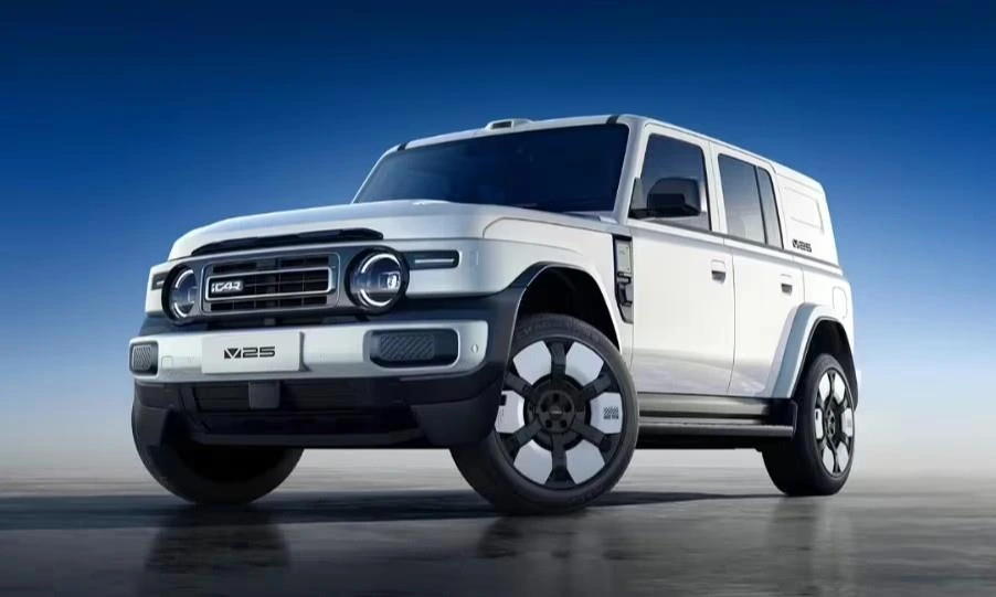 Beyaz Chery iCar V25’in önden ve yandan görünümü