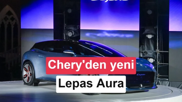 Chery Lepas Aura konsept otomobili etkinlik sahnesinde önden ve yandan görülüyor