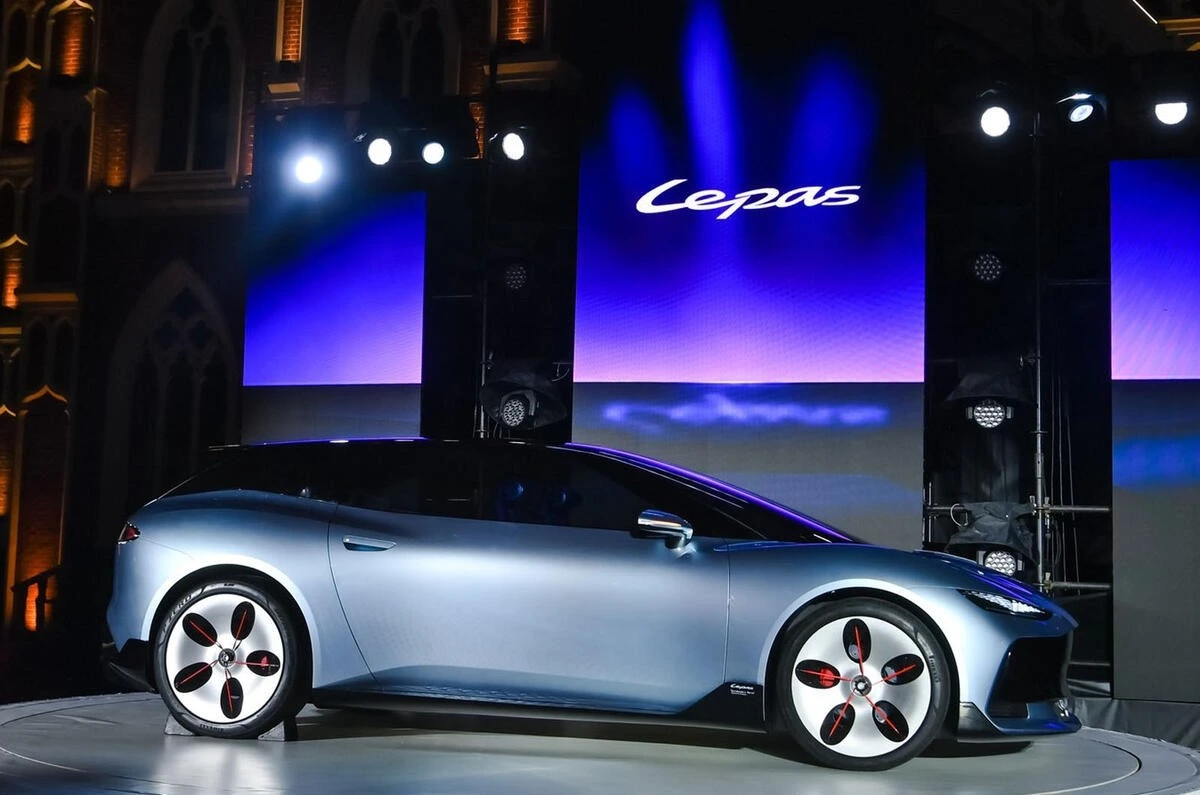 Chery Lepas Aura konsept otomobilinin uzun tavan çizgili yan profili