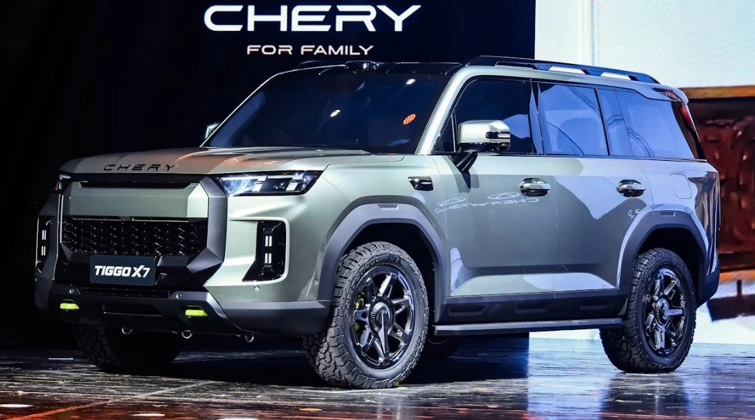 Chery Tiggo X7 etkinlik alanında önden ve yandan gösteriliyor