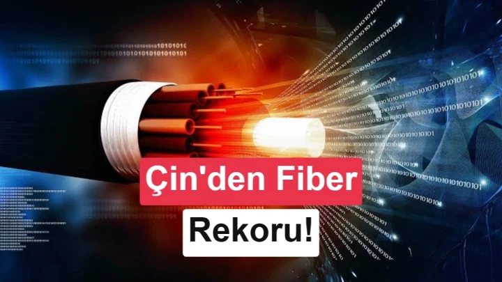 Fiber optik kablo ve veri akışını temsil eden görsel üzerinde Çin'in fiber hız rekoru yazısı