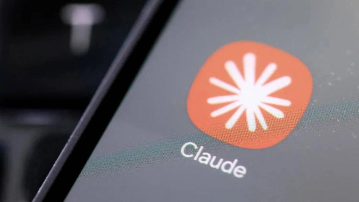 Telefon ekranında Claude uygulamasının simgesi ve adı