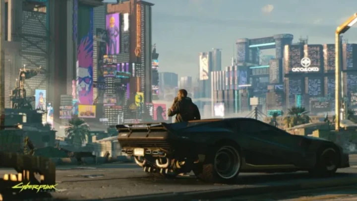 Cyberpunk 2077 oyunundaki Night City manzarasında bir aracın yanında duran karakter