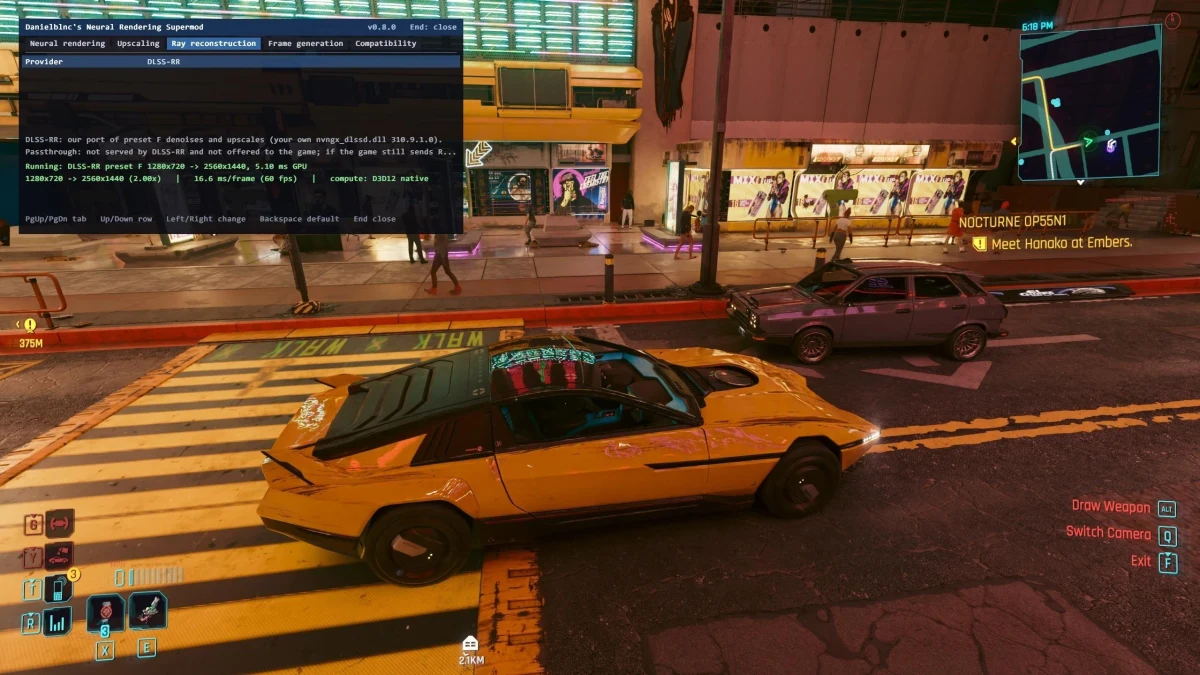 Cyberpunk 2077 oyun sahnesinde sarı otomobil, başka araç ve mod arayüzü