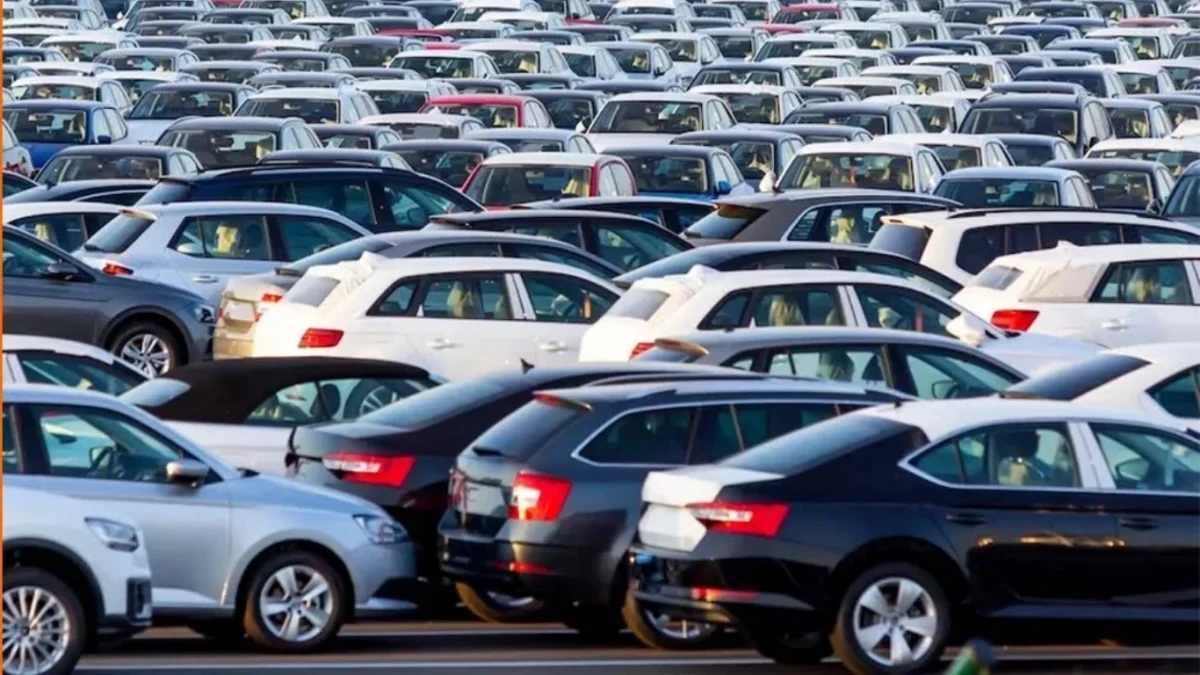 Yoğun bir otoparkta yan yana duran çok sayıda araç