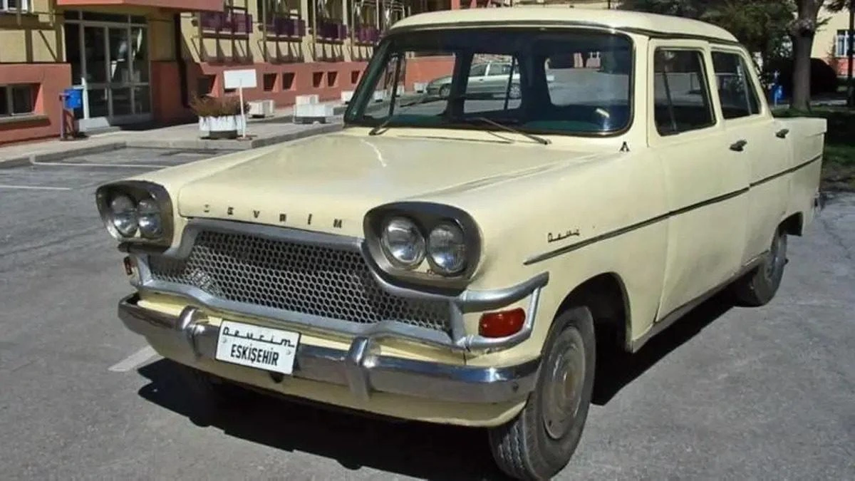 Açık renkli Devrim otomobili, Eskişehir plakasıyla dış mekânda görüntüleniyor