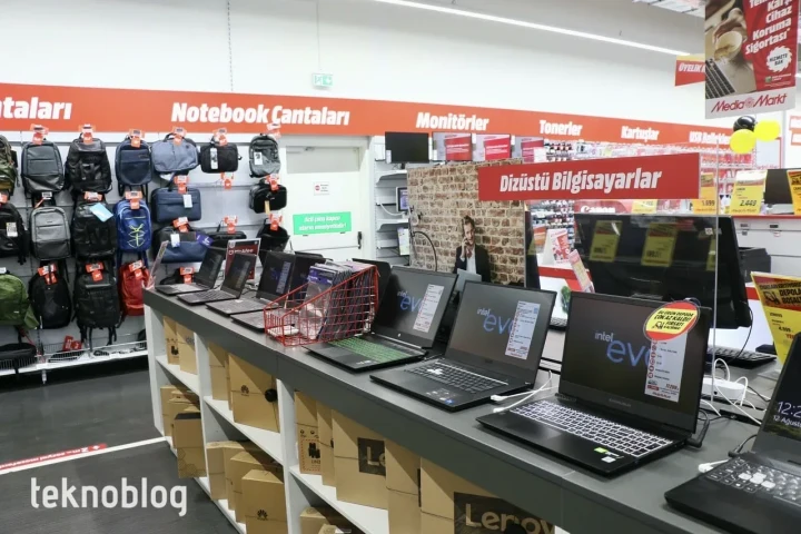 Elektronik mağazasında sergilenen dizüstü bilgisayarlar ve bilgisayar aksesuarları