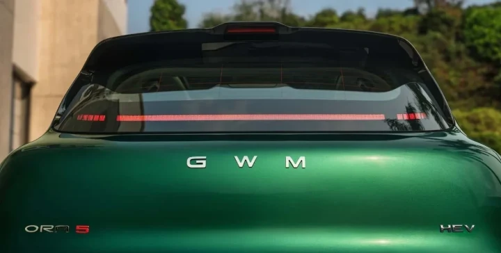 Yeşil bir GWM ORA 5 HEV otomobilinin arka bölümü
