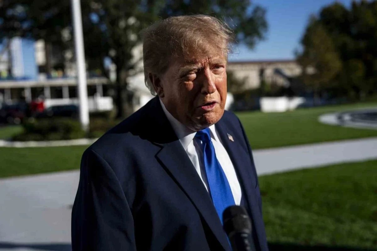 Donald Trump açık havada gazetecilere konuşuyor