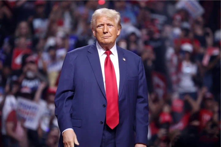 Donald Trump, kalabalık bir etkinlikte yürürken
