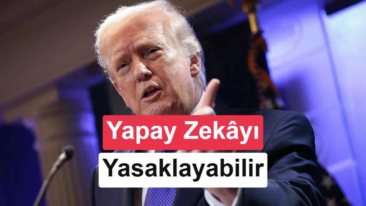 Donald Trump, siyah takım elbise ve papyonla bir etkinlikte konuşurken elini kaldırıyor.