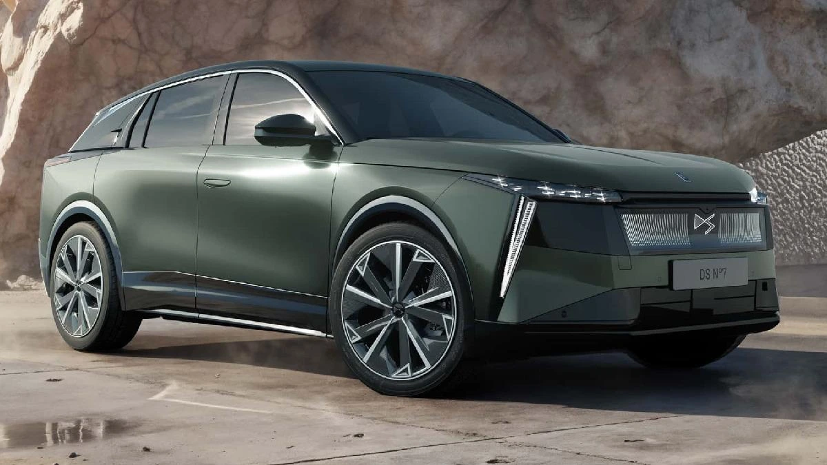 Kayalık zeminin önünde duran koyu yeşil DS N°7 SUV