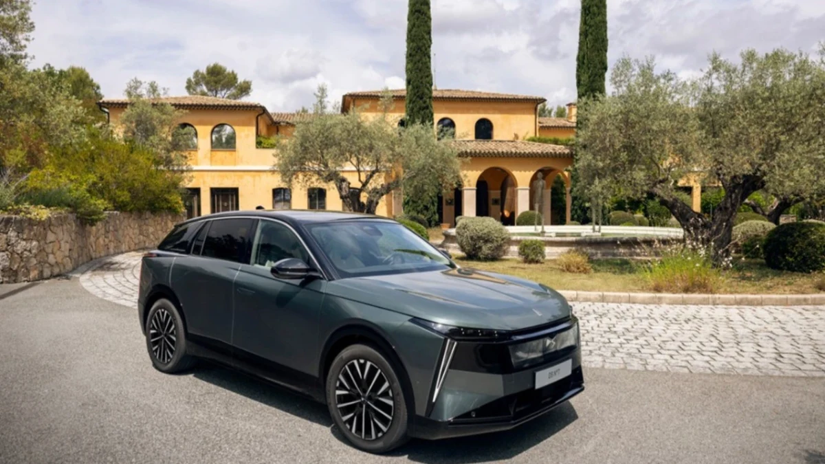 DS N°7 SUV, taş döşeli bir yol üzerinde bir binanın önünde park halinde