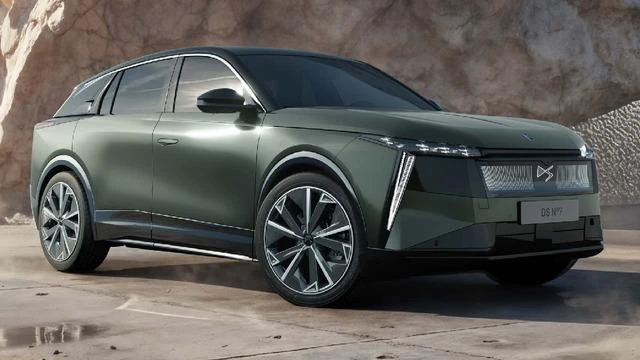 Kayalık bir zeminin önünde duran koyu yeşil DS N°7 SUV