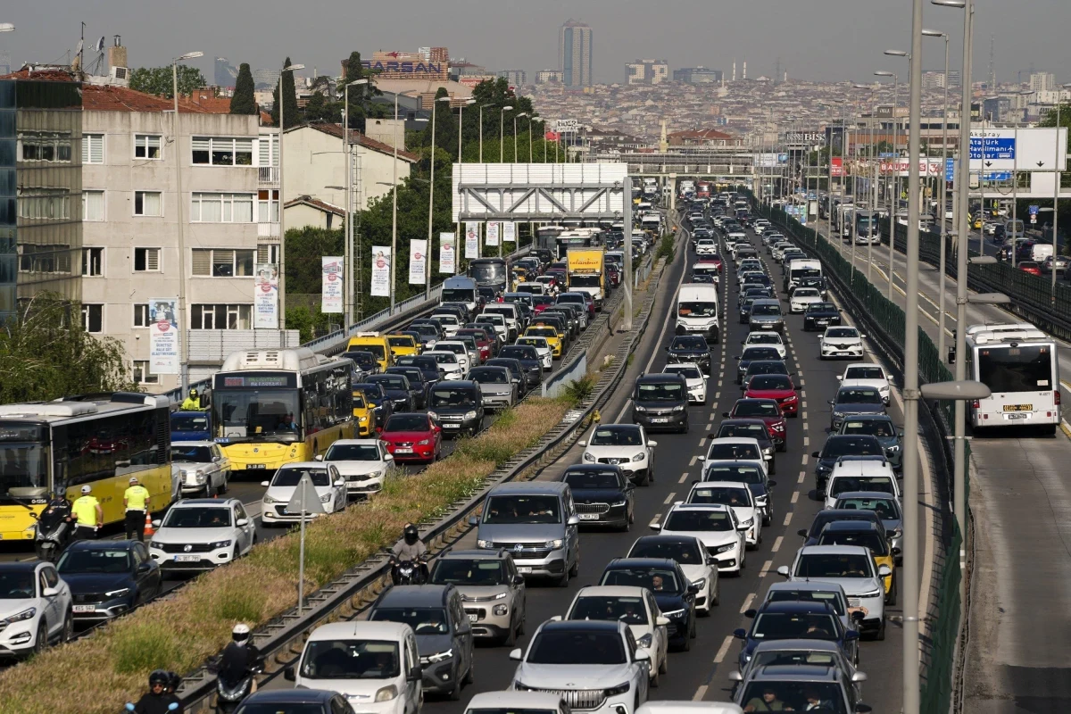 Şehir içinde yoğun trafikte ilerleyen otomobil ve otobüsler
