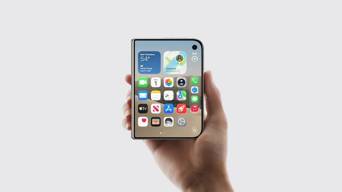 Bir kişinin elinde tuttuğu iPhone Duo’nun ekranında uygulama simgeleri görülüyor