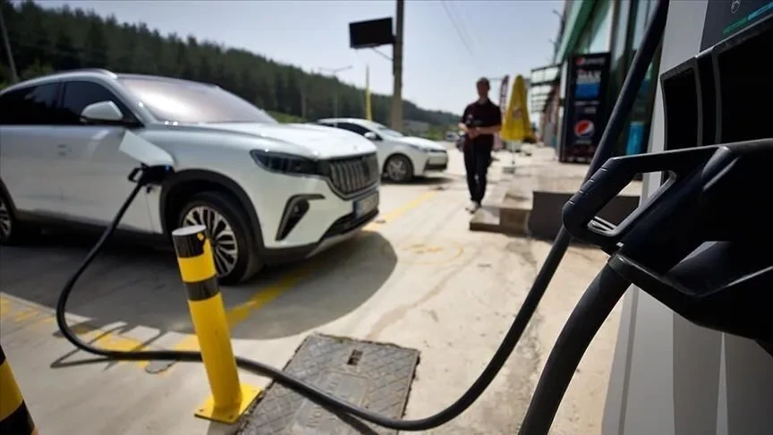 Şarj istasyonuna bağlı beyaz SUV tipi elektrikli otomobil