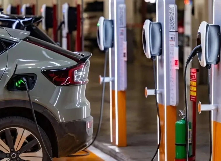 Şarj istasyonlarında park hâlindeki elektrikli otomobil