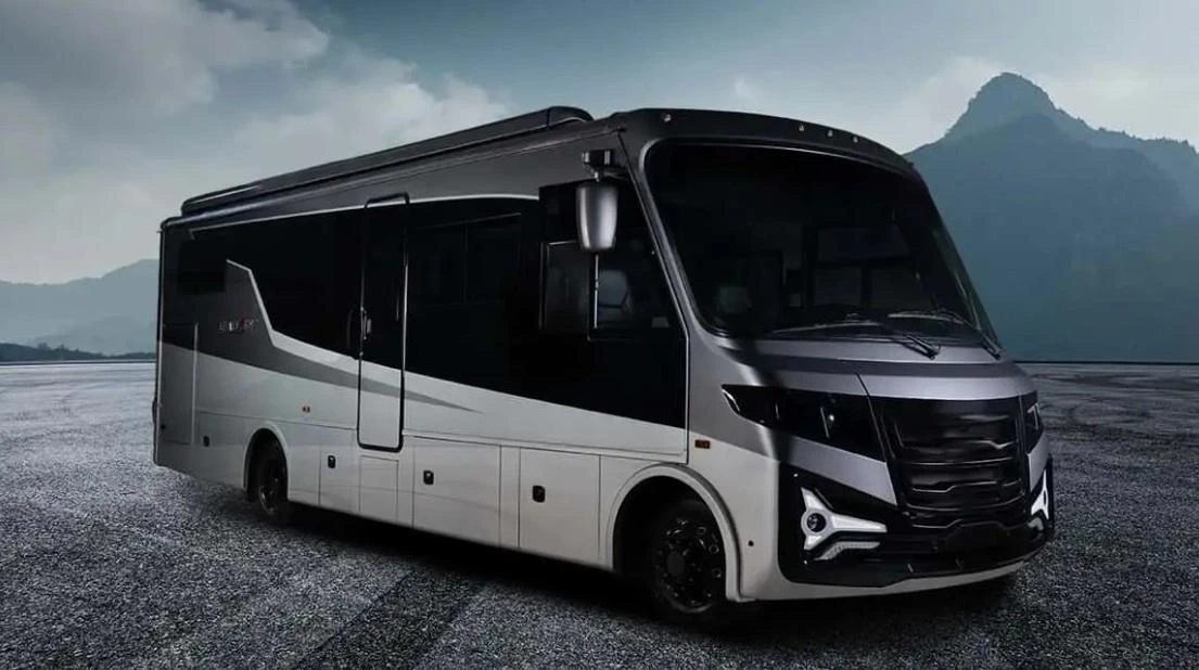 Dağlık manzara önünde park etmiş siyah ve beyaz Embark karavan