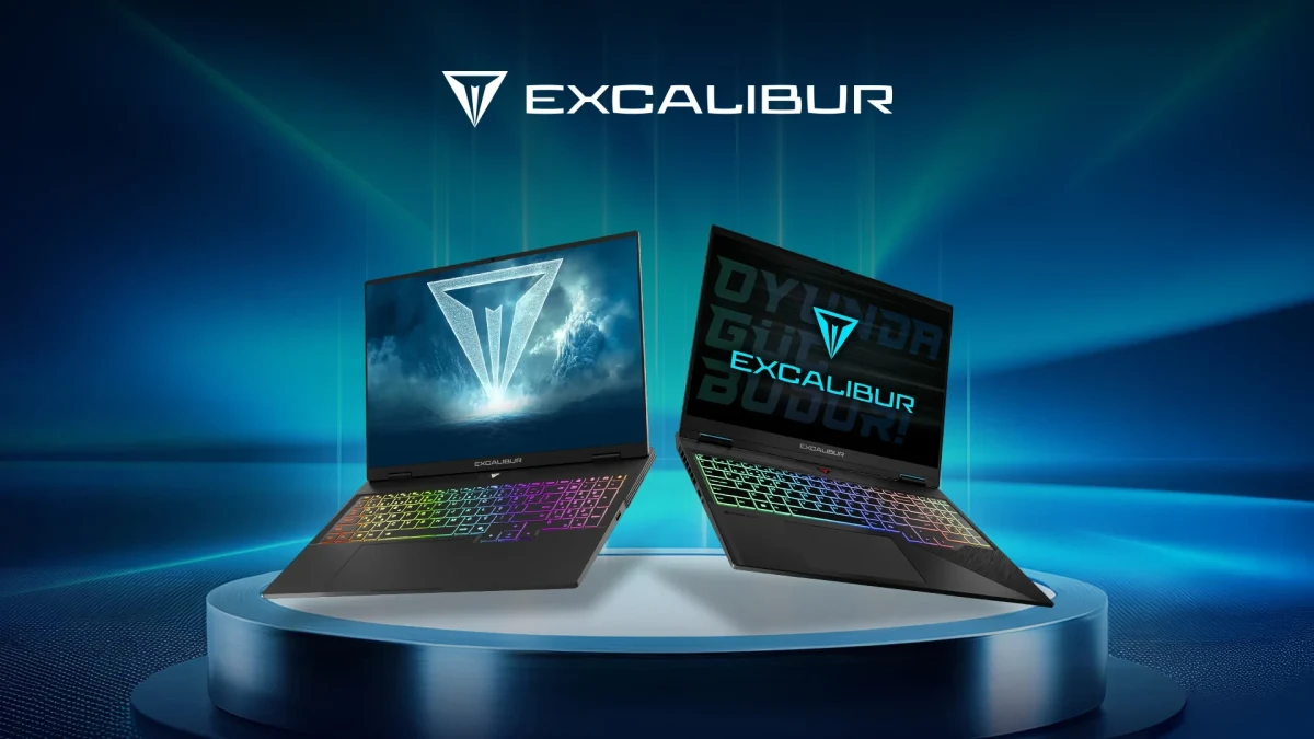 Excalibur markalı iki laptop, mavi ışıklarla aydınlatılmış bir platform üzerinde yan yana duruyor