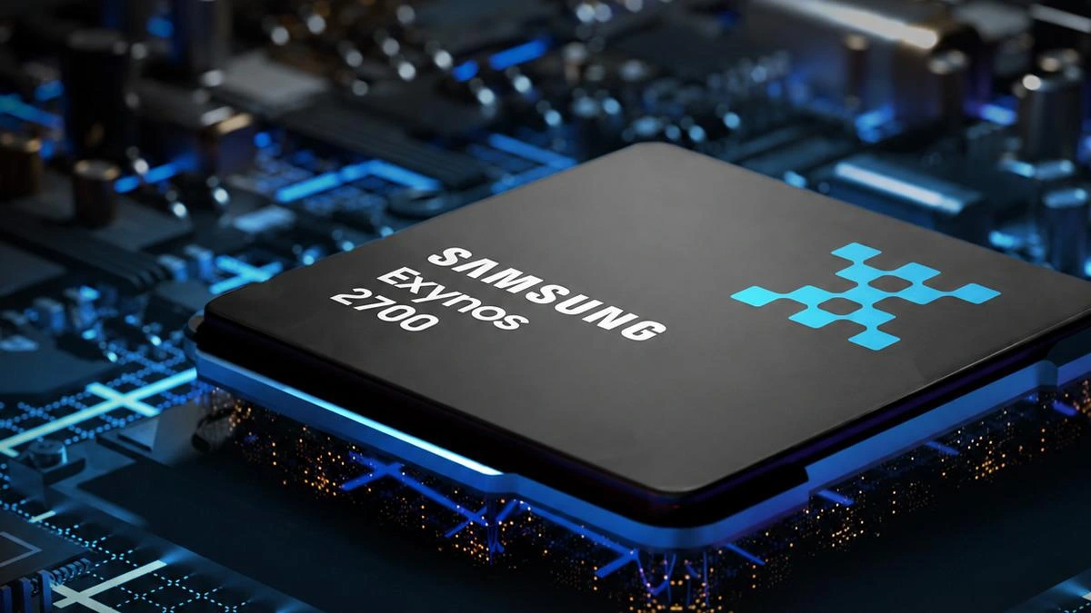 Mavi ışıklarla aydınlatılmış devre kartı üzerinde Samsung Exynos 2700 yongası