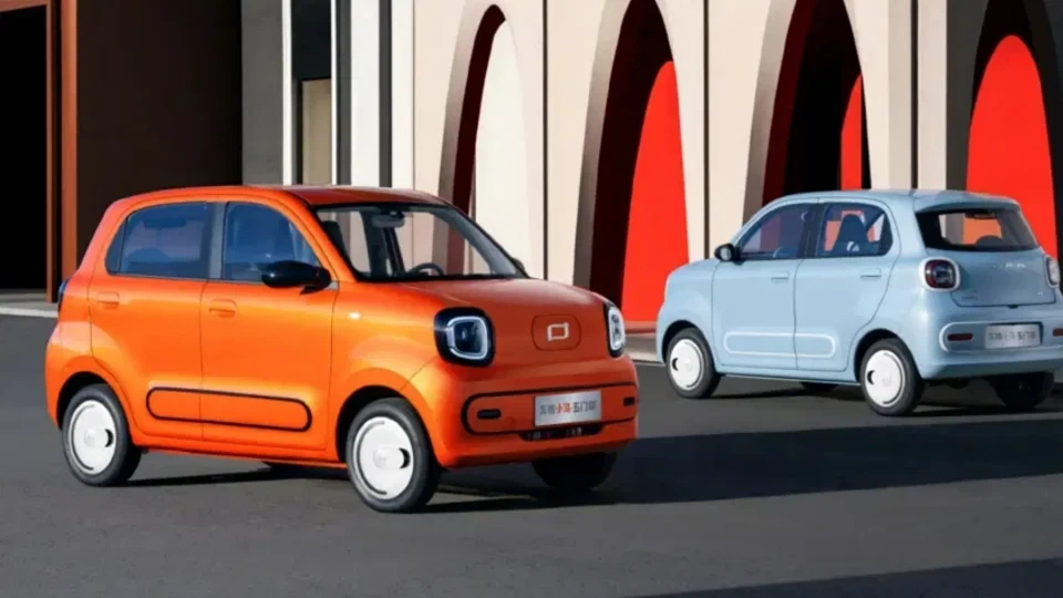 Turuncu ve açık mavi renkte iki FAW Bestune Pony elektrikli otomobil